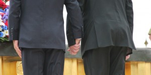 Ja, Gauck und Hollande gaben sich gestern die Hand. Unaufgeregt und authentisch. Foto: Kai Littmann