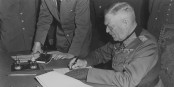 La signature de l'acte de capitulation allemande par le  Maréchal Keitel libérait aussi les Allemands. Qui ne s'en souviennent pas. Foto: US Army / Lt. Moore / Wikimedia Commons / PD