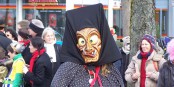 Bei so schrecklichen Masken nimmt der Winter die Beine in die Hand... Foto: Jaan-Cornelius K. from Buenos Aires, Argentina / Wikimedia Commons / CC-BY-SA 2.0