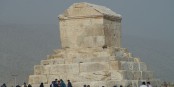 La tombe du grand Roi de Perse Cyrus II qui, au 6ème siècle avant J-C,  a libéré les Hébreux de leur captivité babylonienne. J'dis ça, j'dis rien. Foto: Darafsh Kaviyani/Wikimédia Commons/CC-BY-SA 3.0Unp