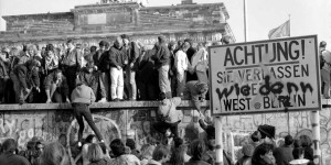 10. November 1989, das Brandenburger Tor wird von Westberlinern gestürmt. Wie denn? Na, so! Foto: (c) Michael Magercord / ROPI (alle Fotos in dieser Serie)
