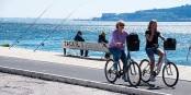 A Lisbonne, la révolution passera-t-elle par le vélo et le retour des populations locales dans ses quartiers touristiques ? Foto: Maria Eklind / Wikimedia Commons / CC-BY-SA 2.0
