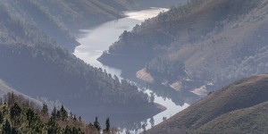 En 2020, le barrage d’Alto Lindoso laissait déjà apparaître des signe de déficit hydrique. Foto: Krzysztof Golik / Wikimedia Commons / CC-BY-SA 4.0int