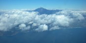 Le Teide, vu de la côte est de l’île, émerge des nuages et domine Tenerife. Foto: Greenx / Wikimedia Commons / PD