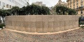 Auf dieser Mauer in Paris stehen die Namen der Kinder, die vom Vel d'Hiv nach Auschwitz deportiert wurden. Foto; Benoît Prieur / Wikimedia Commons / CC0 1.0