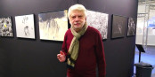 Ein Poet des Schwarz und Weiß in Farbe - der Straßburger Fotograf Ryo Tomo organisiert das Fotofestival SAP. Hier an seinem Stand auf der Kunstmesse ST-ART im November 2021. Foto Michael Magercord