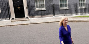 Nach nur 45 Tagen hat Liz Truss Downing Street 10 schon wieder den Rücken gekehrt... Foto: Office of the U.S. Ambassador to U.K. / Wikimedia Commons / PD