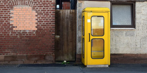 Der gelbe Kasten auf dem Bild ist eine "Telefonzelle"... Foto: von Hydro bei Wikipedia / Wikimedia Commons / CC-BY-SA 4.0int