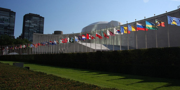 OK UN_General_Assembly_bldg_flags Yerpo Wiki ccbysa30