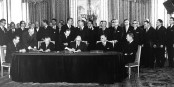 22. Januar 1963 - Konrad Adenauer und Charles de Gaulle unterzeichnen den Elysee-Vertrag. Foto: Bundesarchiv, B 145 Bild-P106816 / Unknown author / Wikimedia Commons / CC-BY-SA 3.0