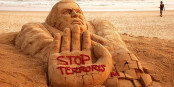 "Stop terrorism" - diese  Nachricht gehört nicht nur in den Sand geschrieben, sondern in Stein gemeisselt... Foto: Manas Sahoo / Wikimedia Commons / CC-BY-SA 4.0int