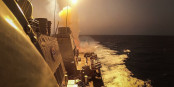 Le USS Carney neutralise des roquettes lancées par les rebelles Houthi. Foto: U.S. Navy photo by Mass Communication Specialist 2nd class Aaron Lau / Wikimedia Commons / PD