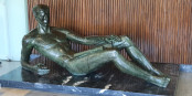 « O Estudante », sculpture en bronze réalisée en 1961 par Domingo Soares Branco et exposée à l’Université de Lisbonne, parle aujourd’hui de l’état de dénuement et d’épuisement, dans lequel se trouvent certains étudiants. Foto: GualdimG / Wikimedia Commons / CC-BY-SA 4.0int