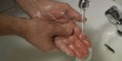 Manos Limpias – « Clean Hands » ne lave pas plus blanc que blanc, et ses mains sont loin d’être propres. Foto: SC Johnson Professional ® / Wikimedia Commons / CC-BY-SA 4.0int