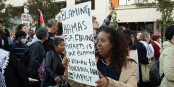 Eine junge Demonstrantin, die Mördern, Vergewaltigern und Entführern Beifall klatscht. Foto: John Doe / Wikimedia Commons / PD