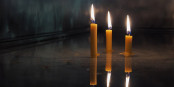 Drei Kerzen für drei unschuldige Opfer der barbarischen Hamas-Terroristen. Foto: PetarMilošević / Wikimedia Commons / CC-BY-SA 4.0int