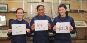 Il est, au XXIe siècle et dans nos sociétés dites développées, particulièrement inquiétant que les femmes doivent encore affirmer leur essence pour exister en tant que telles. Foto: Petty Officer 3rd Class Lauren Laughlin / WikimediaCommons / PD US Coast Guard