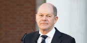 So richtig glücklich sieht Olaf Scholz nicht aus. Da hat ere auch keinen Grund für. Foto: Ministry of the Presidency. Government of Spain / Wikimedia Commons / CCO 1.0