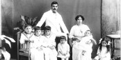 Aristides de Sousa Mendes et son épouse Angelina, entourés de six de leurs futurs quatorze enfants, ne s’imaginent pas en 1917, être conduits vingt deux ans plus tard, à sauver 30.000 fugitifs dont 10.000 Juifs. Foto: ADSM pasport photo / Wikimedia Commons / PD-autor