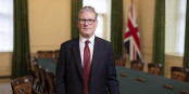 Kaum in der Downing Street 10 eingezogen, beginnt Keir Starmer mit dem Regieren. Und das macht er gut. Foto: Prime Minister's Office / Wikimedia Commons / OGL 3