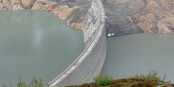 Le barrage à l’extrême-droite est devenu en France aussi ridicule qu’en Suisse celui de Barberine, construit dans les années vingt et noyé dans les années soixante-dix, lors de la mise en eau d’un édifice plus imposant érigé en aval. Foto: Duperrier / Wikimedia Commons / CC-BY-SA 3.0