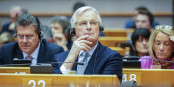 Michel Barnier en écoutant The Clash - "Should I stay or should I go ?"... Foto: European Parliament from EU / Wikimedia Commons / CC-BY 2.0