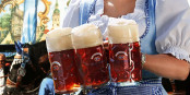 Bis zu 15,60 € kostet dieses Jahr die Mass auf dem Oktoberfest... Foto: Markburger83 / Wikimedia Commons / CC-BY-SA 3.0