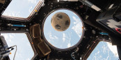 Selbst im Weltraum auf der ISS darf der Fussball nicht fehlen. Nur kicken dürfte schwierig sein... Foto: NASA / Wikimedia Commons / PD