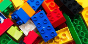 Aujourd'hui, tout le monde peut être architecte. Avec des legos ! © Ralf Roletschek / Wikimedia Commons /  GNU 1.2