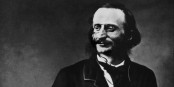 Als wäre er eine Karikatur seiner selbst. Aber nein - es war wohl sein eigener Schalk, der ihm im Nacken saß. Und doch sind seine Werke gar nicht so schalkhaft, wie sie scheinen - der Komponist Jacques Offenbach. Foto: Nadar / Wikimedia Commons / PD