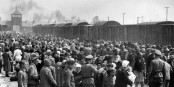 Die berüchtigte Rampe von Auschwitz, auf der SS-Schergen über Leben und Tod entschieden. Der Rauch im Hintergrund stammt nicht von den Lokomotiven... Foto: Bernhard Walter / Wikimedia Commons / PD