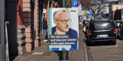 Seit Mittwoch "verzieren" Unbekannte die Wahlplakate von Friedrich Merz, wie hier in Offenburg... Foto: Eurojournalist(e) / CC-BY 2.0