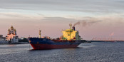 Der russische Öltanker „Varzuga“ bei Arkhangelsk – doch mit neuen Sanktionen wird man Putin auch nicht mehr beeindrucken. Foto: Alexxx1979 / Wikimedia Commons / CC-BY-SA 4.0int