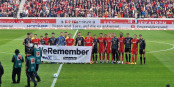 Les stars du Bayern et du SC Freiburg ont commémoré ensemble les 80 ans de la libération du camp d'Auschwitz - exemplaire ! Foto: Eurojournalist(e) / CC-BY 2.0