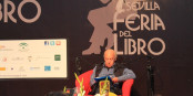 Eduardo Galeano présentant son livre « Los Hijos de los Días » à la Feria del Libro de Séville en 2012. Foto: Luis Eduardo P Tavares / Wikimedia Commons / CC-BY-SA 2.0