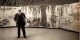 Ideengeber des poetischen Tanztheaters sind die großflächigen Bilder der Seerosen von Claude Monet, den man auf dem Bild im eigens für seinen Gemäldezyklus eingerichteten Saal in der Orangerie zu Paris sieht - die Palette mit allen erdenklichen Blautönen noch in der Hand. Foto: Henri Manuel, 1920er Jahre